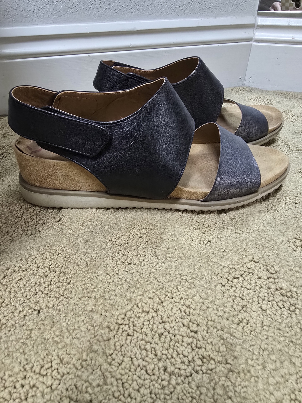Comfortiva Women’s Black and Metallic Gray Velcro Sandals Size 9.5 - Picture 6 of 6